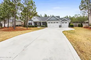 822 Winston Pines Drive, Aberdeen, NC 28315 — 5-bedroom home in Winston Pines, Aberdeen, NC, photo 5 of 51: 5_img_7159