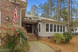 575 S Valley Road, Southern Pines, NC 28387 — 4-bedroom home in Golfcrest, Southern Pines, NC, photo 2 of 50
