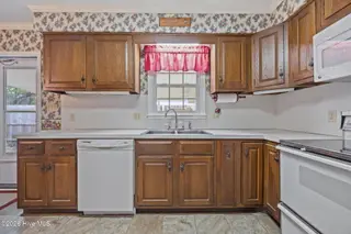 42 Barnes Street, Greenville, NC 27858 – photo 10: 22-web-or-mls-IMG_0043