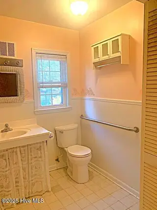 204 Kerry Court, Jacksonville, NC 28546 — 5-bedroom home in Windsor Manor, Jacksonville, NC, photo 22 of 53: Master Bath 1st Floor