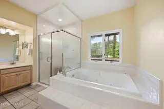 908 Sawgrass Court, New Bern, NC 28560 – photo 21: Primary shower and tub