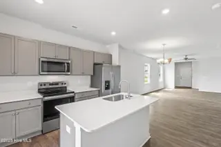 610 S Squires Run Lane, Richlands, NC 28574 – photo 8: Kitchen