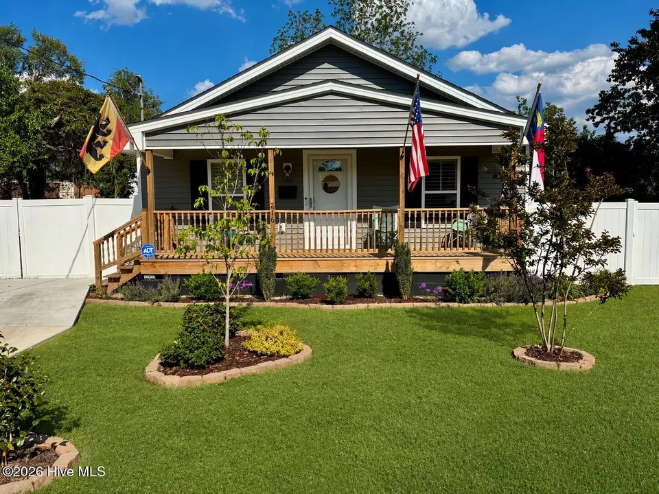 216 Jones Street, New Bern, NC 28562 – photo 1 of 38: Front