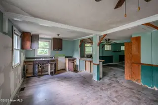 409 S Bodenheimer Street, Burgaw, NC 28425 — 3-bedroom home, Burgaw, NC, photo 3 of 33: 2-web-or-mls-409 S Bodenheimer St-102
