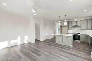 52 Pier View Court, Hampstead, NC 28443 — 3-bedroom waterfront home, Hampstead, NC, photo 23 of 60: 33_living area & kitchen