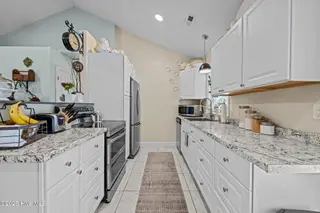 3418 Preakness Place, New Bern, NC 28562 – photo 9: Updated kitchen