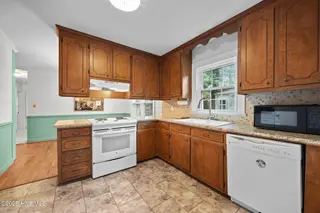 2304 Jefferson Drive, Greenville, NC 27858 – photo 14: 19-web-or-mls-BLS_0027