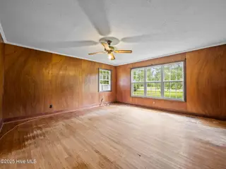 195 Queens Creek Road, Swansboro, NC 28584 — 2-bedroom home, Swansboro, NC, photo 7 of 40: Living room