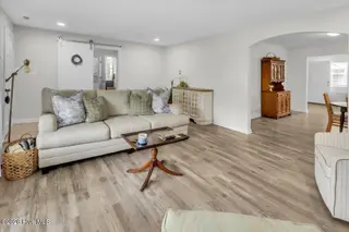 1502 N Hills Court, New Bern, NC 28562 – photo 5: Living room
