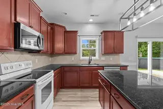 302 First Post Road, Jacksonville, NC 28546 — 4-bedroom home in Towne Pointe, Jacksonville, NC, photo 10 of 38: Kitchen