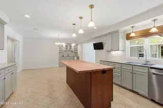 117 Hodges Street, Morehead City, NC 28557 – photo 8: Kitchen with wet bar