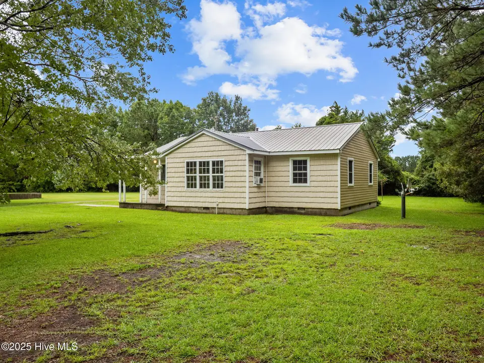 195 Queens Creek Road, Swansboro, NC 28584 — 2-bedroom home, Swansboro, NC, photo 1 of 40: Front view