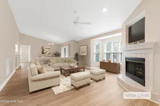 424 Commerce Avenue D, Morehead City, NC 28557 – photo 3: Living room