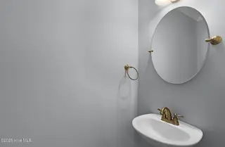 615 Broad Street B, Beaufort, NC 28516 – photo 12: Half Bathroom
