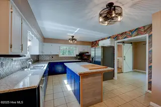 216 Plantation Drive, New Bern, NC 28562 – photo 11: Large Kitchen