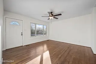 117 Sheffield Road, Jacksonville, NC 28546 – photo 8: 25-web-or-mls-_RAD2127