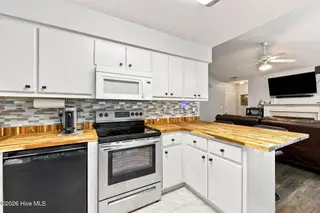 3703 Elizabeth Avenue, New Bern, NC 28562 – photo 8: 20-web-or-mls-0C0A8759_with_tv_edit