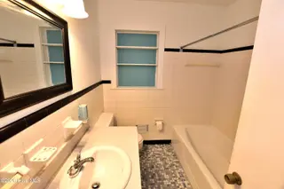 3621 Gail Drive, Rocky Mount, NC 27804 — 3-bedroom home in Woodridge, Rocky Mount, NC, photo 20 of 32: Hall Bath