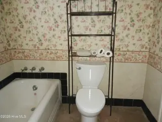 101 W Highland Avenue, Kinston, NC 28501 – photo 5: 101 W Highland Avenue full bath 20240317