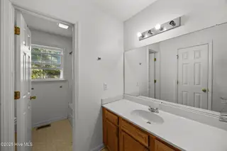 1403 Lockwood Road, Kinston, NC 28501 — 3-bedroom home in Brentwood, Kinston, NC, photo 13 of 32: Master Bath