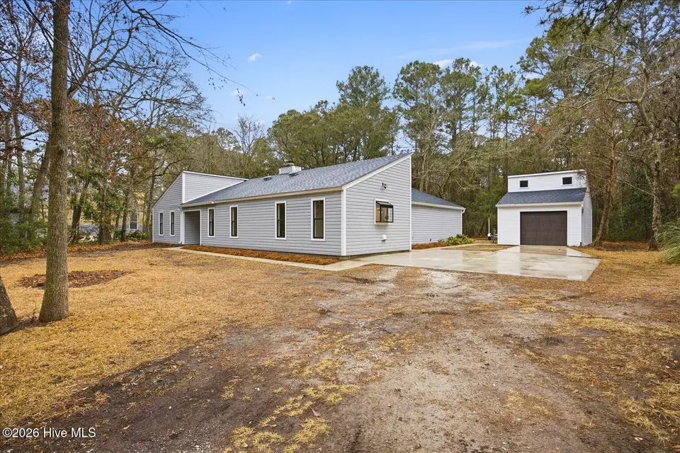 214 Shore Point Drive, Wilmington, NC 28411 — 3-bedroom home in Bayshore Estates, Wilmington, NC, photo 1 of 19: 214 Shore Point 1