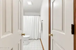 1022 Crosswinds Drive, Elizabeth City, NC 27909 – photo 22: Upstairs Guest Bathroom