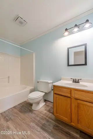 127 Rodney Lanier Road, Chinquapin, NC 28521 — 3-bedroom home, Chinquapin, NC, photo 22 of 61: Hallway full bathroom