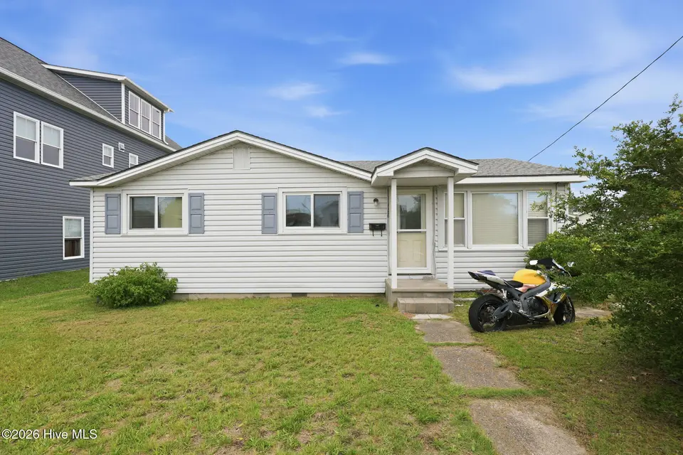 1106 Avery Street, Morehead City, NC 28557 – photo 1 of 27: Front