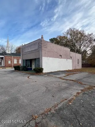 1112 Nash Street N, Wilson, NC 27893 – photo 3: right side 1