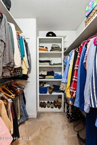 3232 Grey Leaf Drive, Wilmington, NC 28409 — 4-bedroom home in Woodberry Forest, Wilmington, NC, photo 22 of 51: 3232 Grey Leaf prim closet