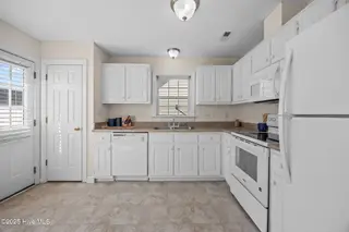 1008 Penncross Drive, Greenville, NC 27834 — 3-bedroom home in Meadow Woods, Greenville, NC, photo 2 of 17