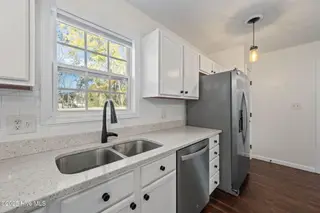 122 Tanbark Drive, Jacksonville, NC 28546 — 3-bedroom home in Aragona Village, Jacksonville, NC, photo 13 of 53: Kitchen