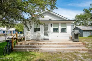800 Mulberry Street, Beaufort, NC 28516 – photo 6: 800 MULBERRY NEW PAINT (5)
