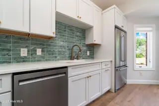104 Core Drive W & Boat Slip #16, Morehead City, NC 28557 – photo 9: Kitchen 5