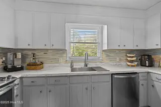 408 Lee Avenue, Emerald Isle, NC 28594 – photo 12: 16-web-or-mls-1S3A3639