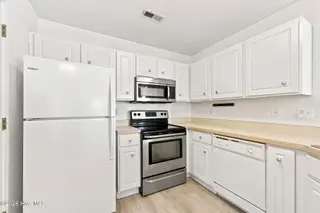 100 Jasmine Court, Morehead City, NC 28557 – photo 14: 32-web-or-mls-100-Jasmine-Ct-048_edit