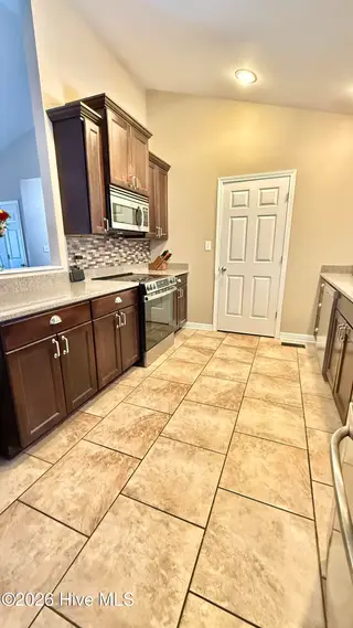 203 Hillingdale Drive, Washington, NC 27889 – photo 12: Kitchen 002
