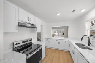 5122a Greenville Loop Road, Wilmington, NC 28409 — 4-bedroom townhome, Wilmington, NC, photo 16 of 56: 16_kitchen