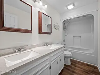 131 Oakleaf Drive, Pine Knoll Shores, NC 28512 – photo 10: Hallway bath