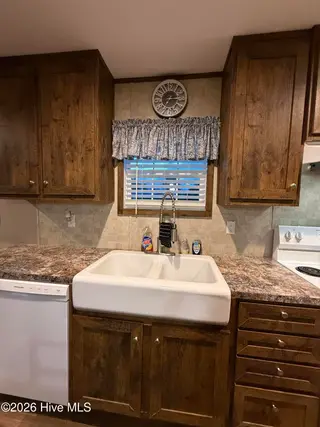 910 Mccaskill Drive, Kinston, NC 28501 — 4-bedroom manufactured home, Kinston, NC, photo 11 of 27: IMG_6201