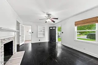 106 S Griffin Street, Elizabeth City, NC 27909 – photo 2: 07-106 s Griffin - Living Room-5