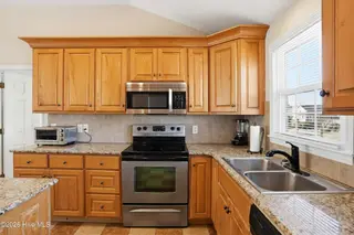 2004 W Beach Drive, Oak Island, NC 28465 – photo 12: 2004_W_Beach_Dr_Oak_Island_NC (33)