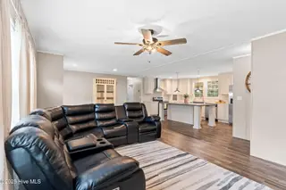546 Pond Road, Rocky Point, NC 28457 – photo 11: Living room
