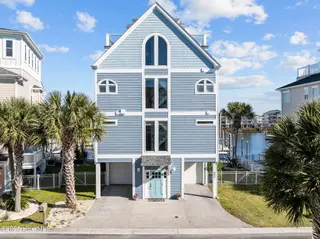 902 Grand Bahama Drive, Carolina Beach, NC 28428 — 5-bedroom home in Federal Point Yacht, Carolina Beach, NC, photo 5 of 68: 20-web-or-mls-DJI_20251104133229_0333_D