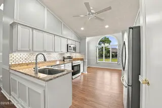 6207 Gondolier Drive, New Bern, NC 28560 – photo 5: Kitchen & breakfast nook