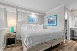 The Islander Suites, Emerald Isle — 1-bedroom condo in The Islander Suites, Emerald Isle, NC, photo 7 of 23: Bedroom