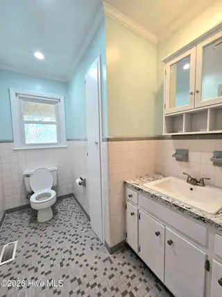 1018 Karen Drive, New Bern, NC 28562 – photo 8: 1018 Karen Bathroom