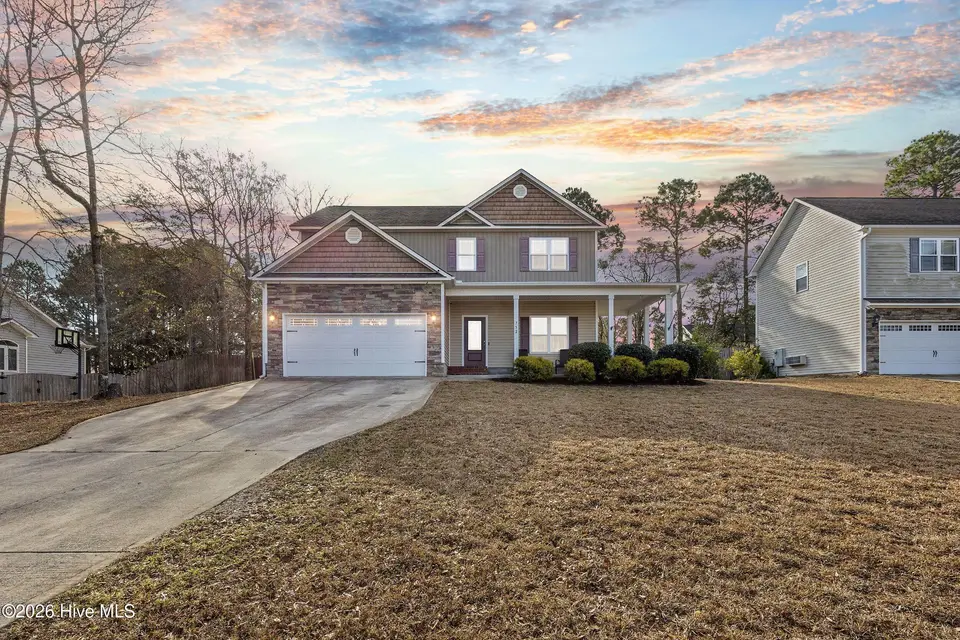752 Chadwick Shores Drive, Sneads Ferry, NC 28460 – photo 1 of 51: 1_virtual twilight