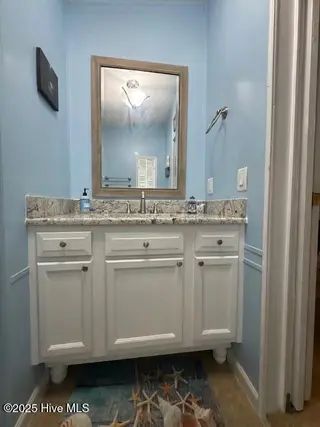 1554 Gate 2 SW, Ocean Isle Beach, NC 28469 — 3-bedroom manufactured home in Seaside North, Ocean Isle Beach, NC, photo 14 of 17: master bath