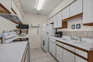 9100 Reed Drive 4305, Emerald Isle, NC 28594 – photo 13: Kitchen